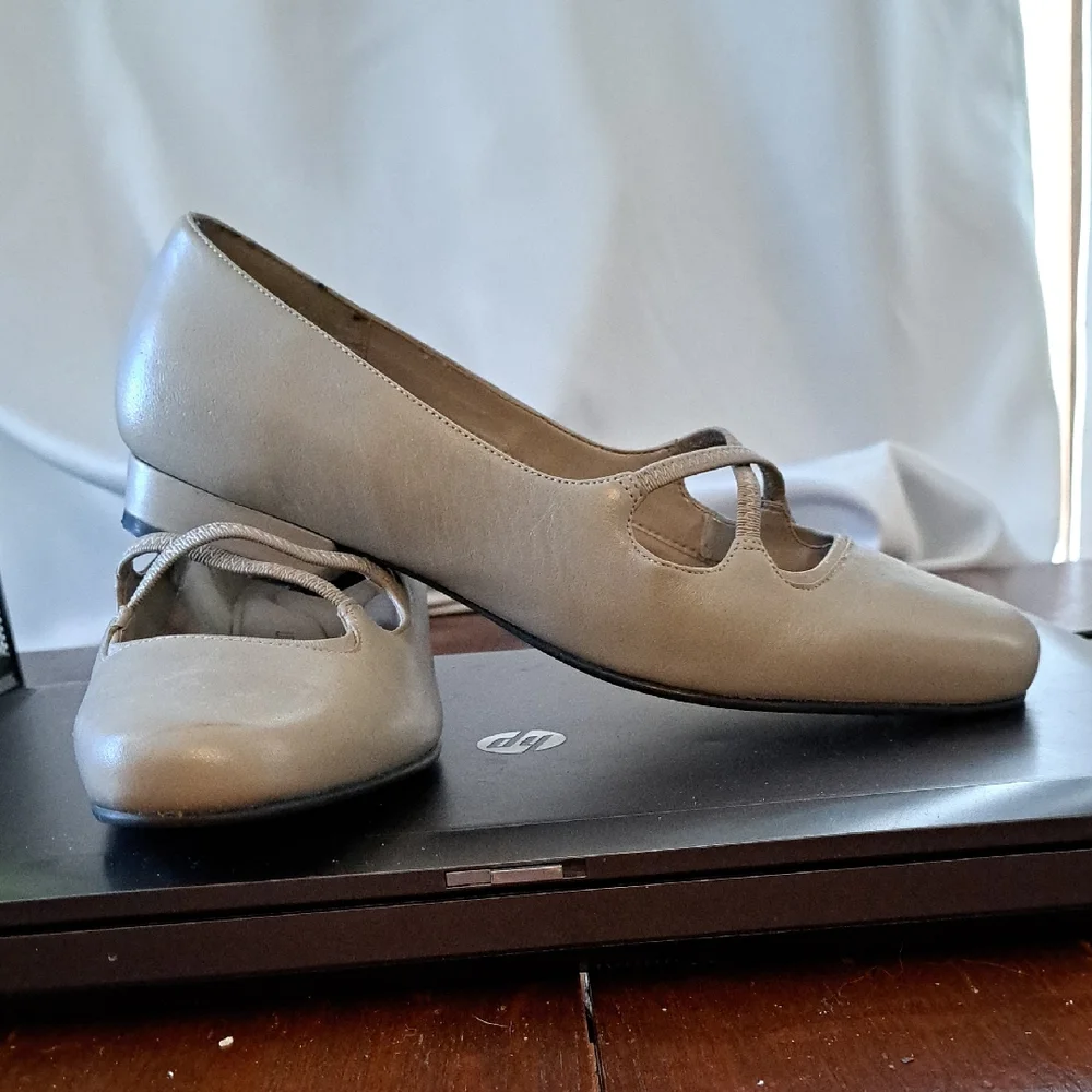 Elegant Women's Dark Bone Flats Liz Baker size 8W - Picture 1 of 9